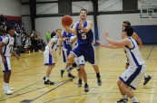 Zápas studentů v basketbalu, St. Michael's University School ve Victorii, Britská Kolumbie, Kanada