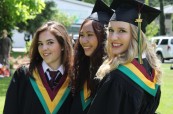 Studentky střední školy Queen Margaret's School během závěrečné ceremonie, Britská Kolumbie, Kanada