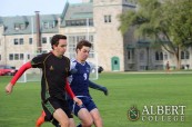 Studenti si mohou vybrat z různých mimoškolních aktivit, Albert College v Belleville, Ontario, Kanada