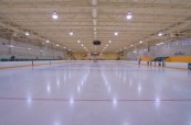 Vlastní ledová plocha pro hráče hokeje, střední soukromá škola St.John's-Ravenscourt ve Winnipegu v Manitobě, Kanada