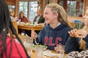 Studentka střední soukromé školy, Rosseau Lake College, Rosseau, Ontario, Kanada