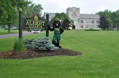 Maskot střední soukromé školy Albert College v Belleville, Ontario, Kanada