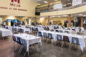 Zázemí jídelny pro studenty ve škole Maple Ridge Secondary School