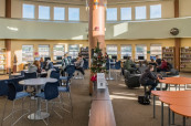 Knihovna, která je k dispozici studentům v Maple Ridge Secondary School