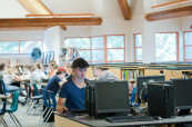 Studenti mají k dispozici počítačovou učebnu