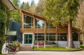 Budova střední školy Queen Margaret's School, Britská Kolumbie, Kanada