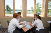 Studenti ve třídě s krásným výhledem na jezero, Rosseau Lake College, Rosseau, Ontario, Kanada