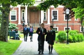 Studenti v kampusu střední soukromé školy Rothesay Netherwood School v Rothesay, Nový Brunšvik