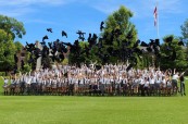 Studenti během závěrečné ceremonie, Trinity College School v Port Hope, Ontario, Kanada
