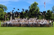 Studenti během závěrečné ceremonie, Trinity College School v Port Hope, Ontario, Kanada