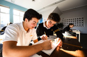 Studenti během výuky na škole Shawnigan Lake School