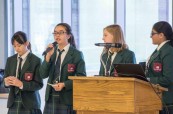 Studentky během debatního kroužku, Branksome Hall, Toronto, Ontario, Kanada