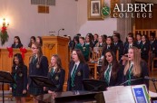 Studenti během vánočního večírku na střední soukromé škole Albert College v Belleville, Ontario, Kanada