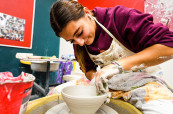 Další volnočasovým koníčkem, kterému se mohou studenti věnovat je keramika