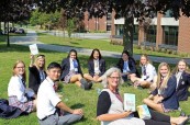 Za pěkného počasí může studium probíhat také venku, Trinity College School v Port Hope, Ontario, Kanada