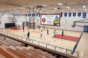 Střední škola West Vancouver Secondary je největší z nabízech škol