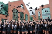 Závěrečná ceremonie úspěšných studentů střední soukromé školy St.John's-Ravenscourt ve Winnipegu v Manitobě, Kanada